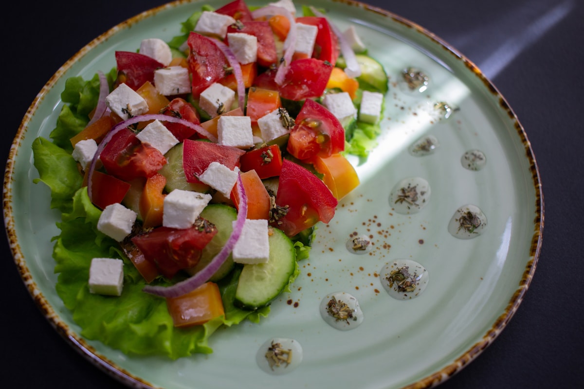 Piatti tradizionali mediterranei con ingredienti freschi